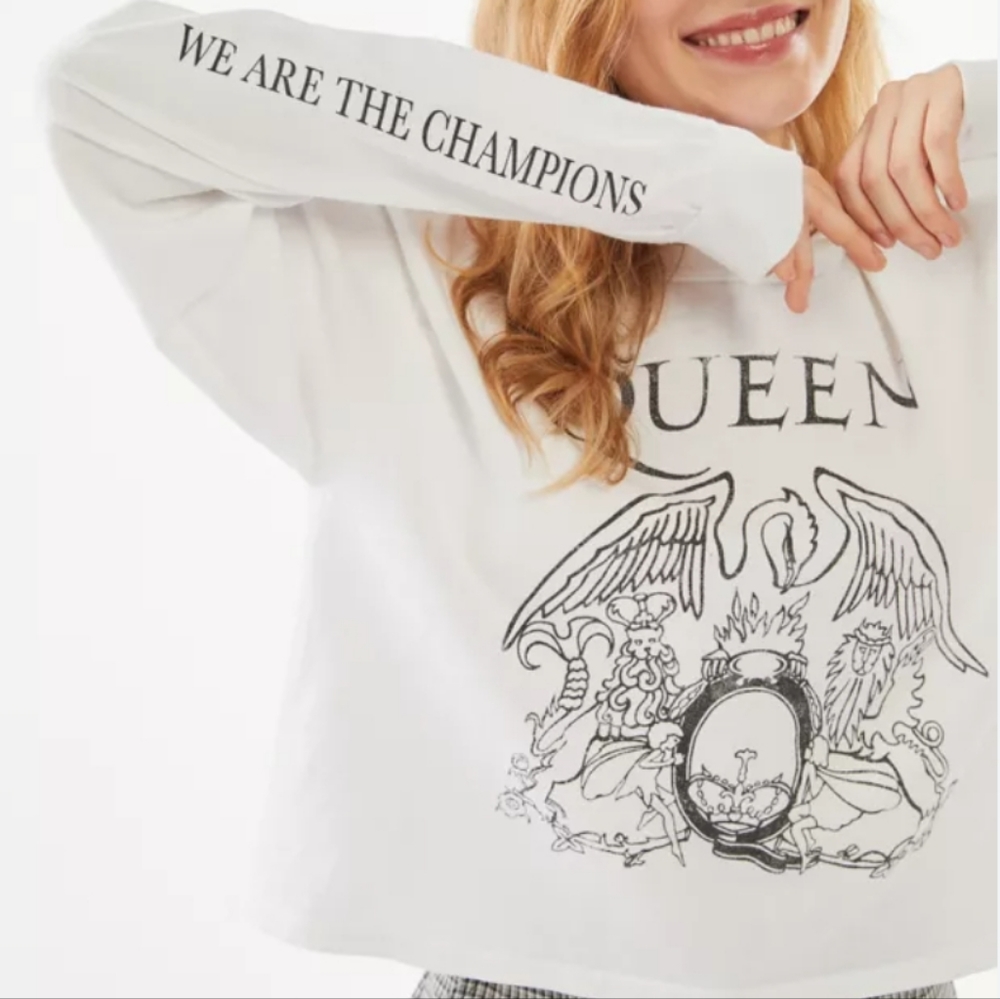 DAY Queen Crest Long Sleeve Tee